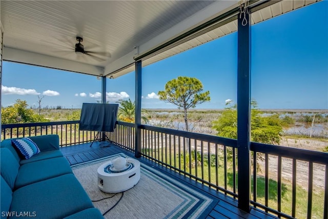 sunroom with ceiling fan