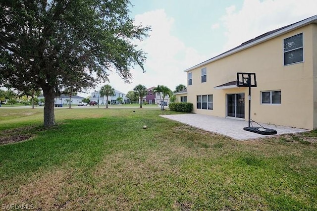 view of yard featuring a patio area