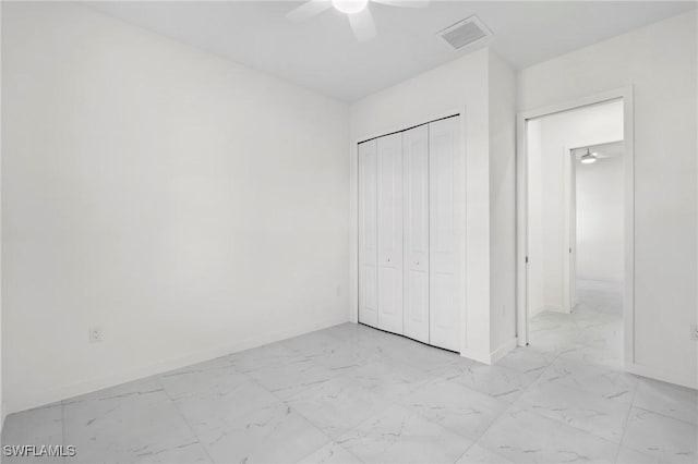 unfurnished bedroom featuring ceiling fan and a closet