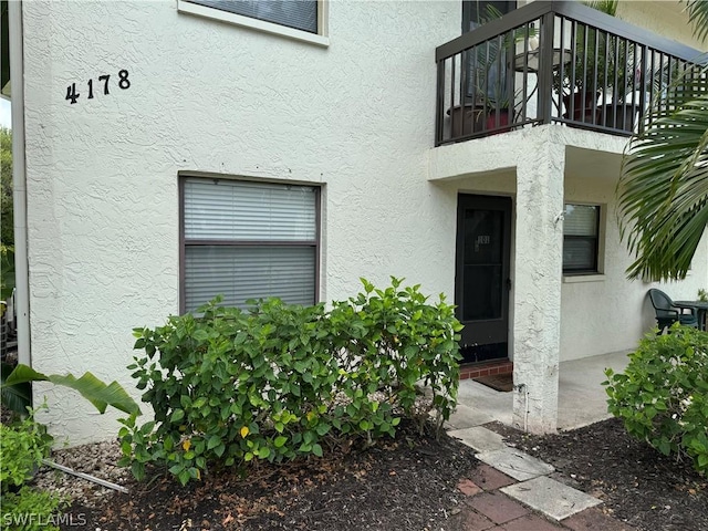 property entrance featuring a balcony