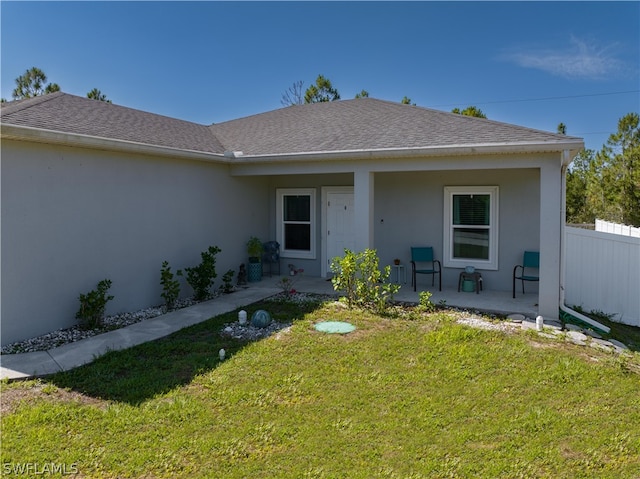 view of front of property featuring a front lawn