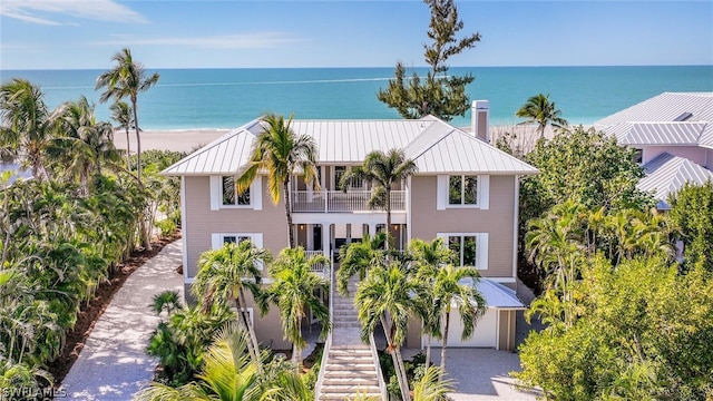 view of front of property featuring a water view