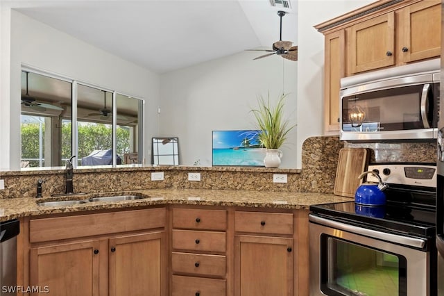 kitchen with stainless steel appliances, tasteful backsplash, ceiling fan, sink, and lofted ceiling