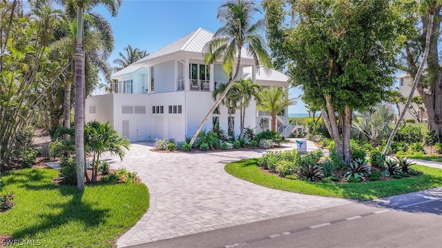 view of front of house with a front lawn