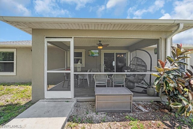 property entrance featuring ceiling fan