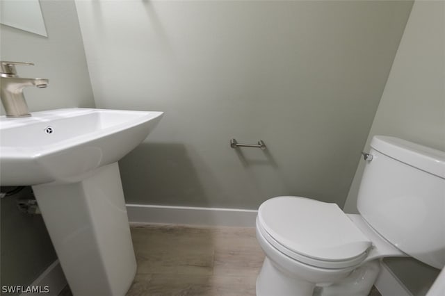 bathroom featuring toilet and sink