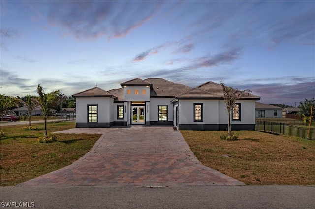 view of front of house featuring a yard