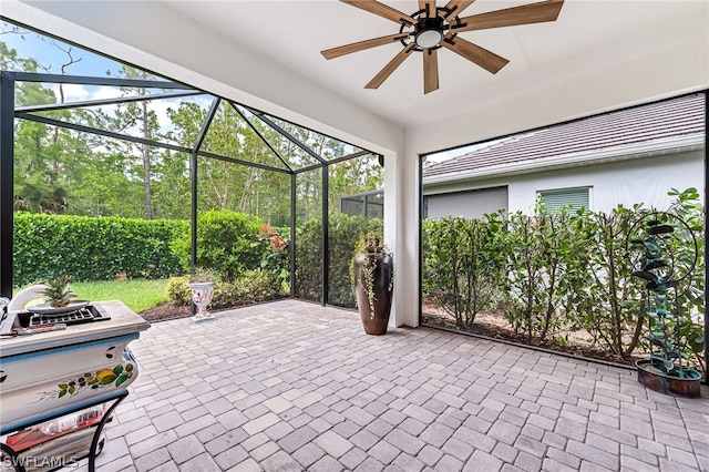 sunroom with ceiling fan