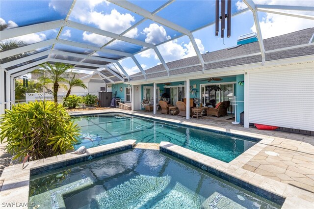 view of swimming pool with ceiling fan, an outdoor living space, an in ground hot tub, a lanai, and a patio