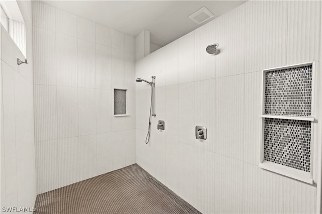 bathroom featuring a tile shower