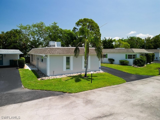 single story home featuring a front lawn