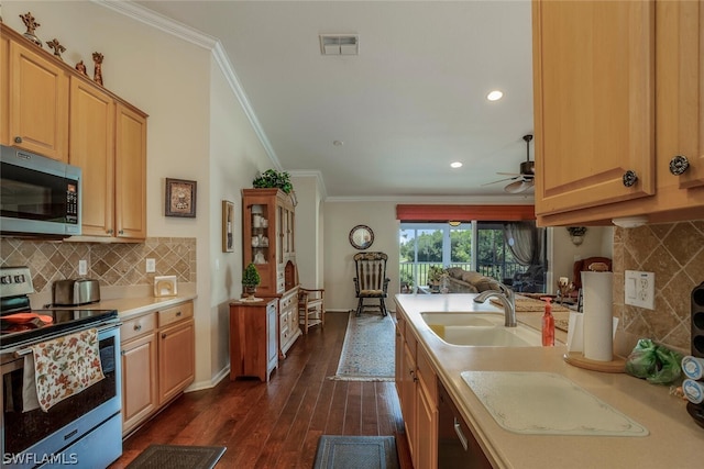 kitchen with stainless steel appliances, dark wood-type flooring, ceiling fan, and tasteful backsplash