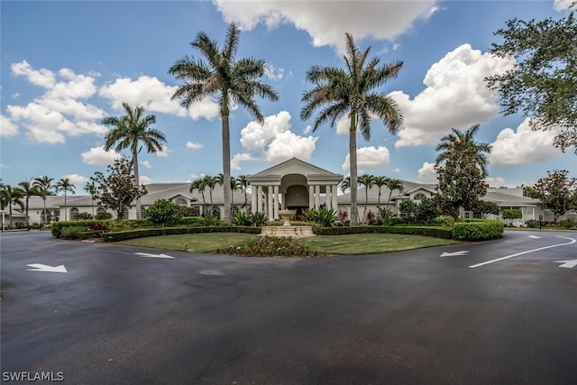 view of front of property featuring a front lawn