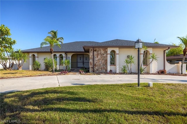 view of front facade with a front lawn