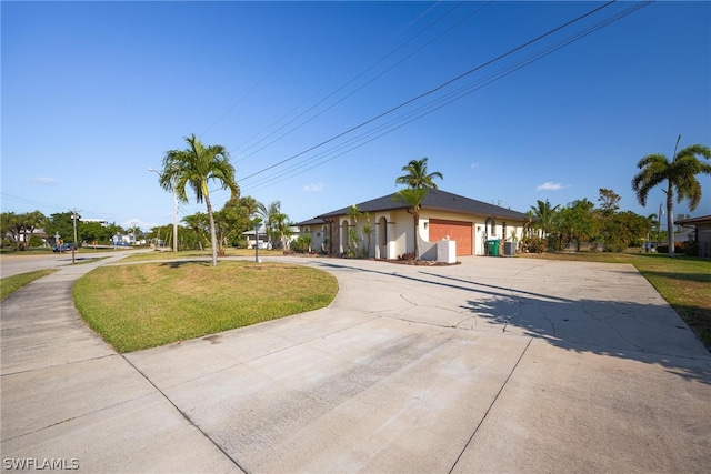 view of front of property featuring a front lawn