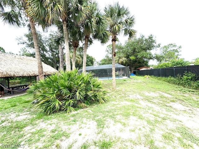 view of yard with a swimming pool