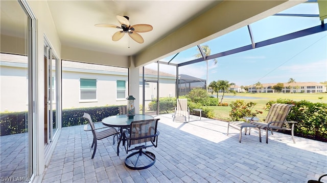 sunroom with ceiling fan