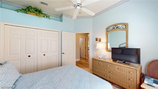 bedroom featuring ceiling fan, a closet, and light hardwood / wood-style flooring