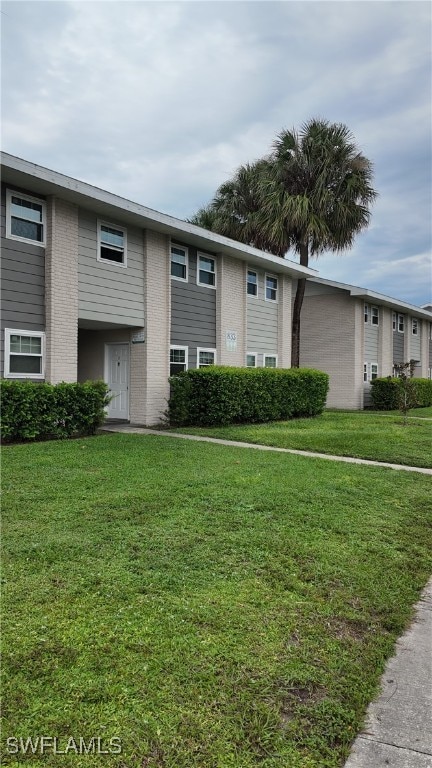 view of front of home featuring a front lawn