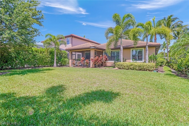 view of front of property featuring a front yard