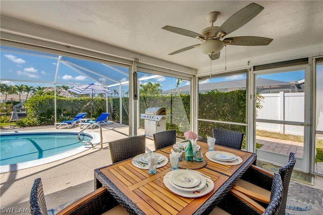 sunroom featuring ceiling fan