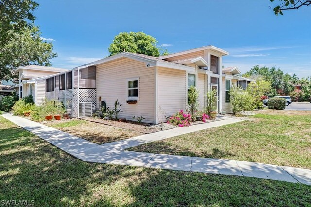 view of front facade with a front yard