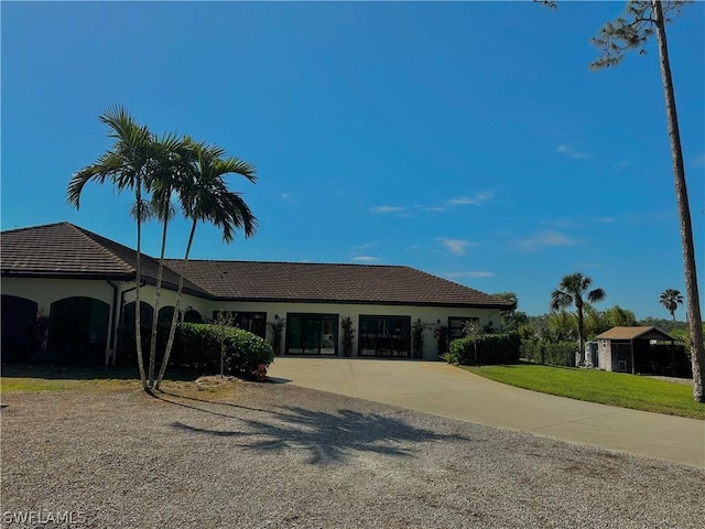 view of front of house featuring a front yard