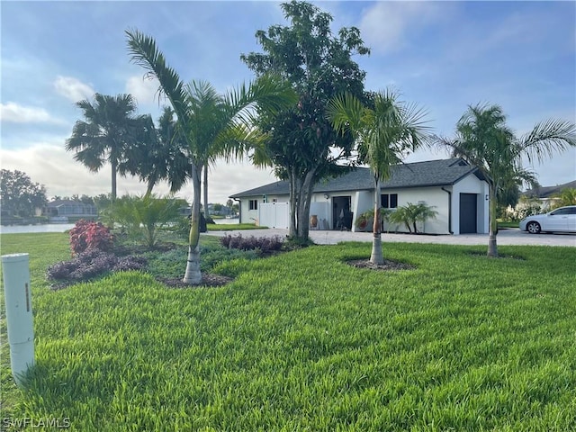 view of front of house featuring a front lawn and a garage