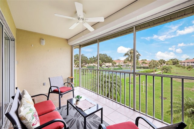 sunroom with ceiling fan