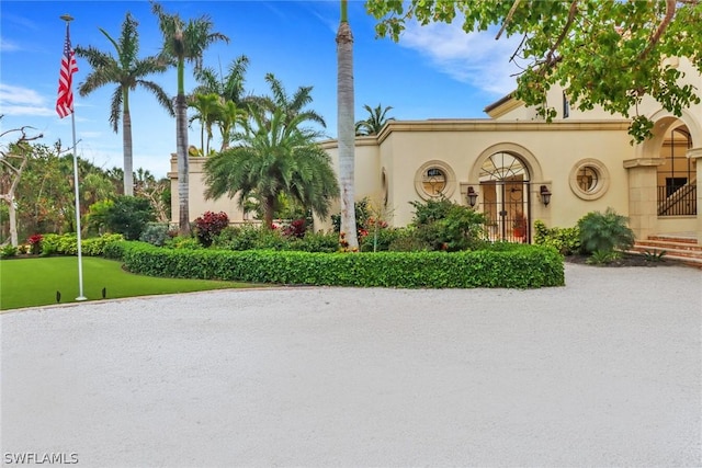 view of front facade with a front lawn