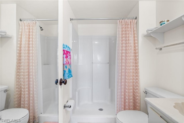 bathroom featuring a shower with curtain, vanity, and toilet