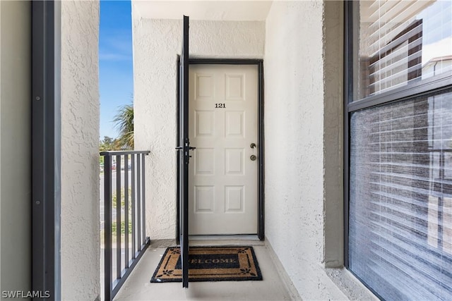 property entrance featuring a balcony