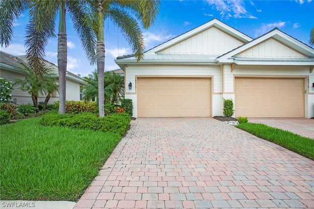 view of front facade featuring a garage