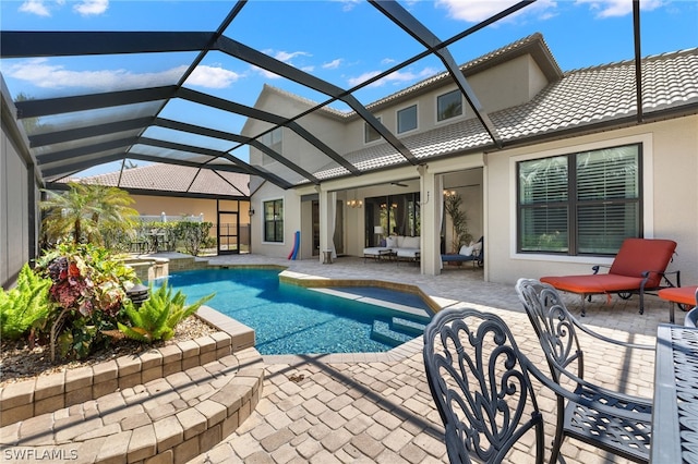 view of swimming pool with outdoor lounge area, an in ground hot tub, a lanai, ceiling fan, and a patio area