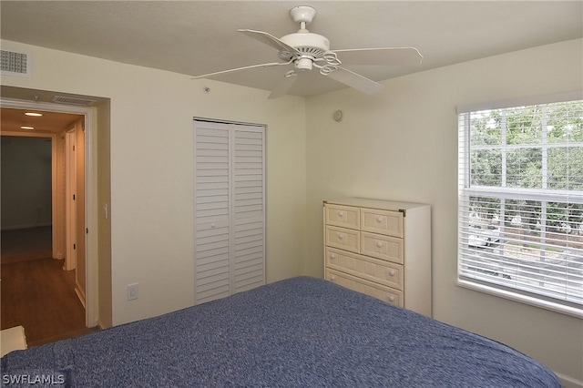 unfurnished bedroom with ceiling fan and a closet