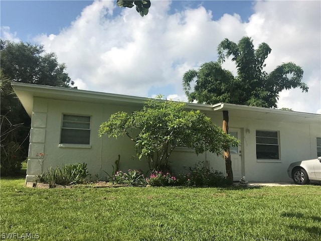 view of front of property with a front yard