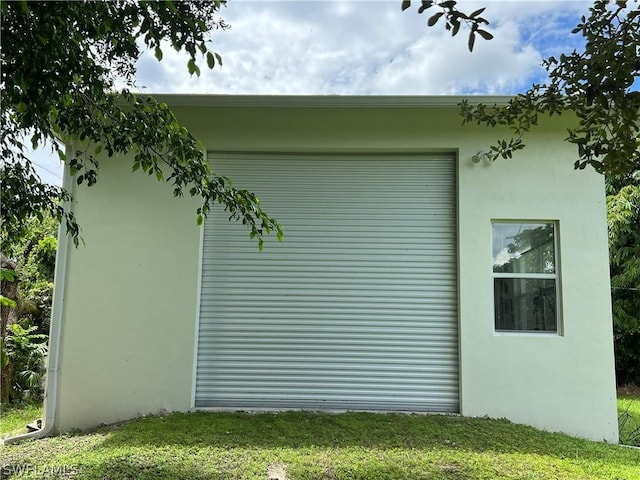 view of side of property featuring stucco siding and a yard