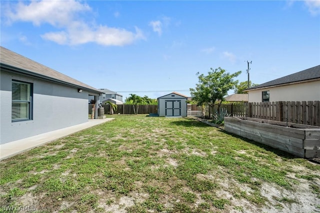 view of yard featuring a shed