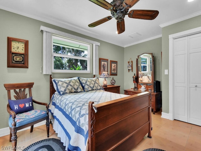 bedroom featuring ceiling fan, a closet, and crown molding