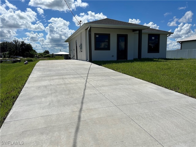 view of front of home featuring a front yard