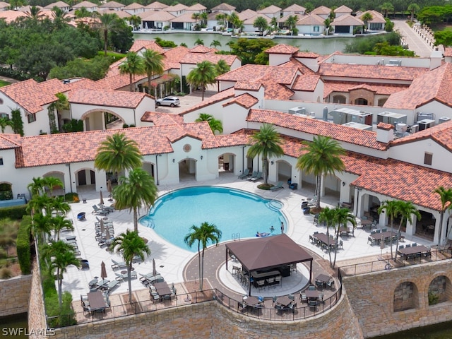 view of swimming pool