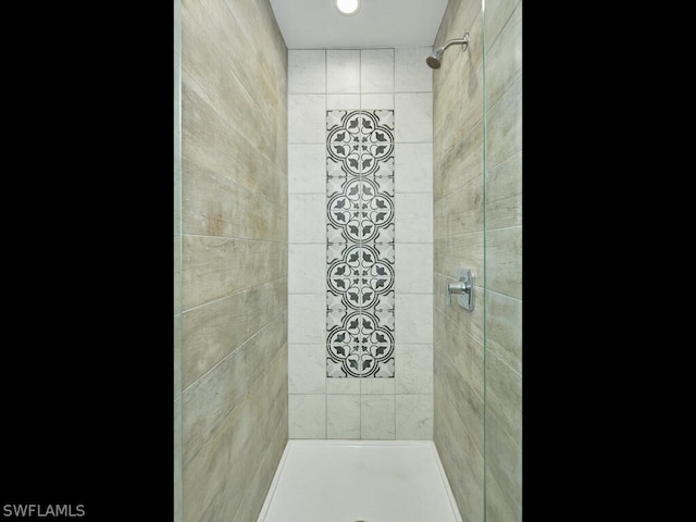 bathroom featuring tiled shower