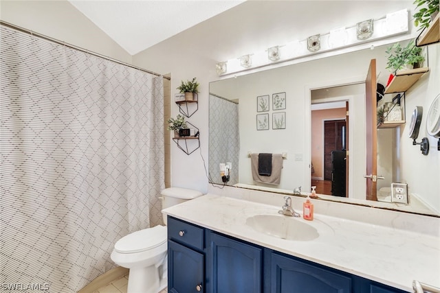 full bath with lofted ceiling, toilet, vanity, and curtained shower