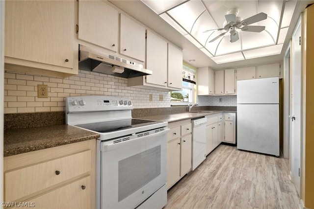 kitchen featuring sink, white appliances, a skylight, light hardwood / wood-style flooring, and ceiling fan