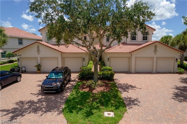 view of front facade featuring a garage