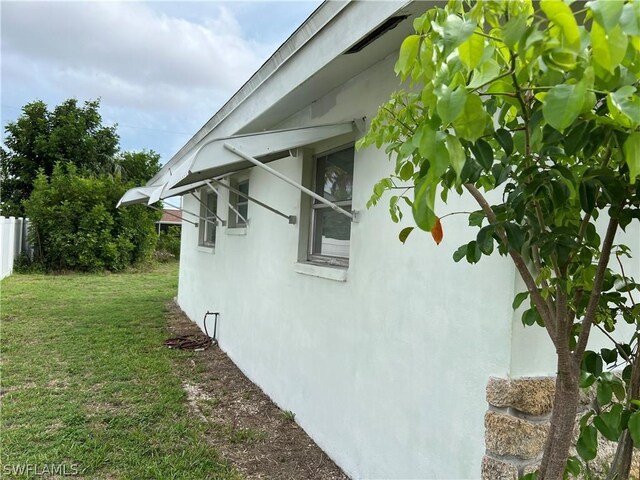 view of side of property featuring a yard