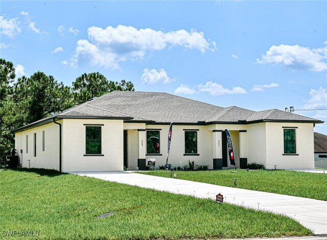 view of front facade with a front lawn