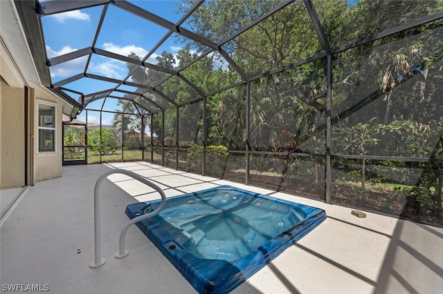 view of swimming pool featuring a lanai, a patio area, and a jacuzzi