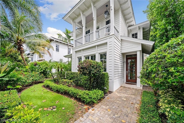 view of front of house with a balcony