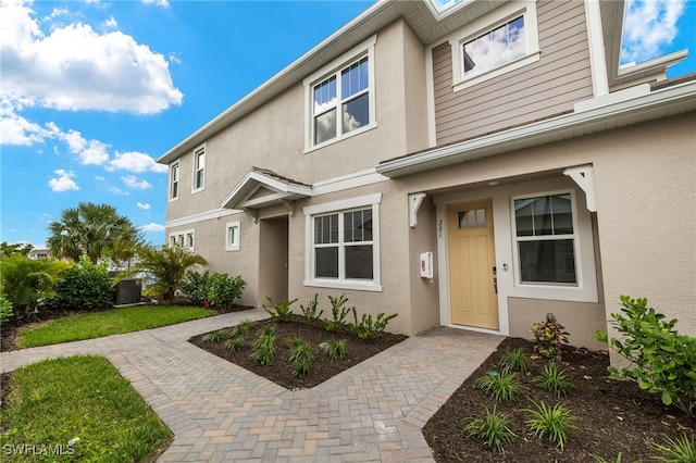 view of exterior entry featuring stucco siding